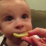 Gương mặt ngộ nghĩ của các bé khi lần đầu ăn chanh